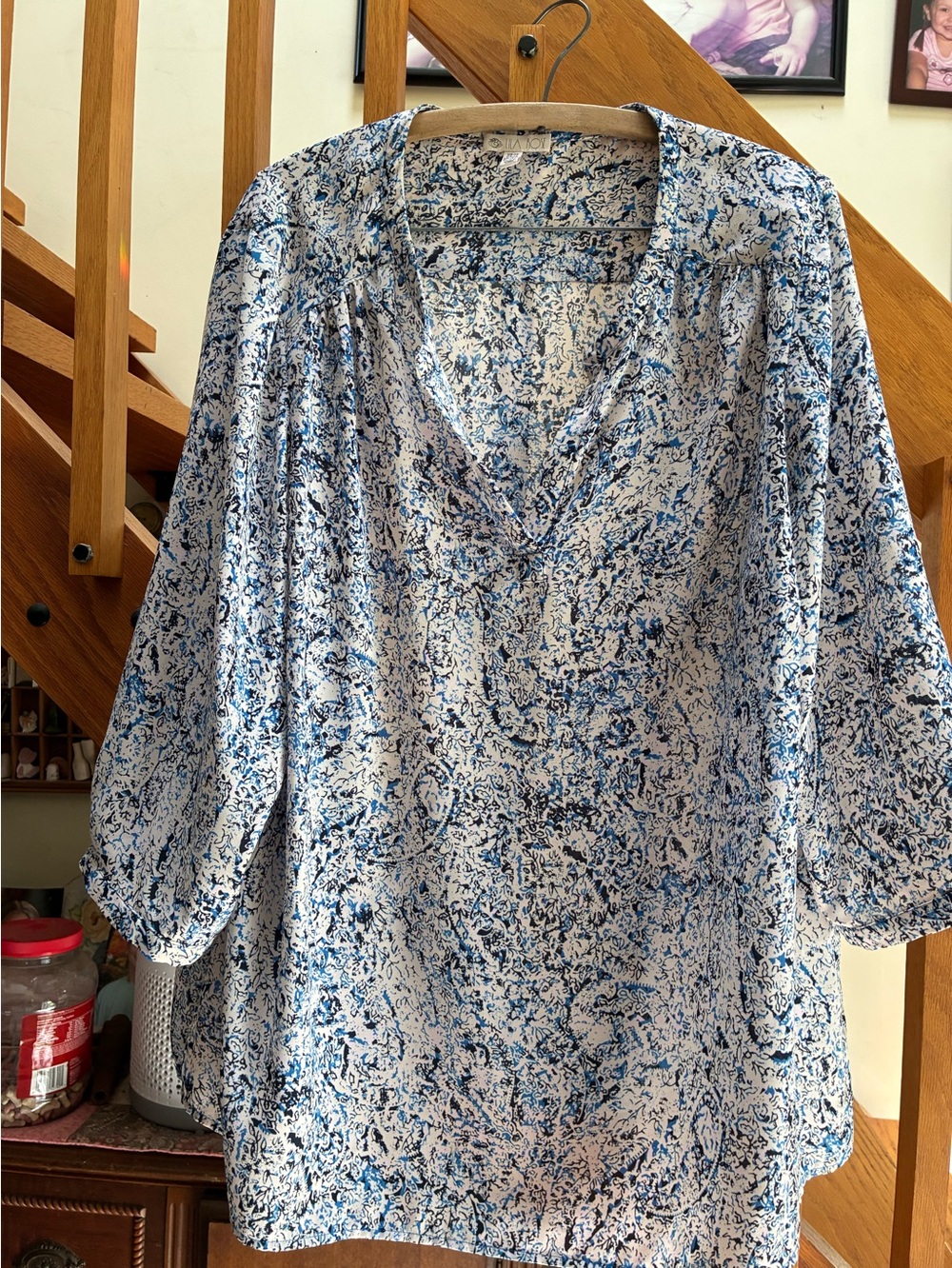Lila Rose Women's Blue and White Printed V-Neck Blouse LNWOT 1X
